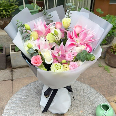 宿州9朵玫瑰混搭百合，爱恋纯真无邪